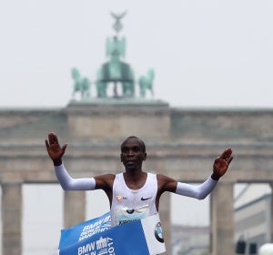 Kipchoge entra primero en la meta de la maratón de Berlín Kipchoge entra primero en la meta de la maratón de Berlín