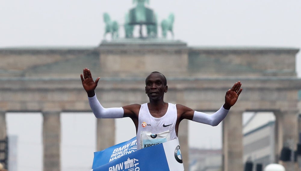 Kipchoge entra primero en la meta de la maratón de Berlín