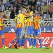 Los jugadores del Valencia celebran uno de los goles ante la Real Sociedad