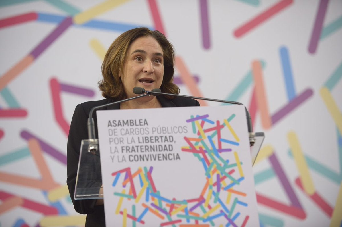 Colau advierte a Rajoy que si busca "arrasar" Cataluña, los demás dialogarán Colau advierte a Rajoy que si busca "arrasar" Cataluña, los demás dialogarán