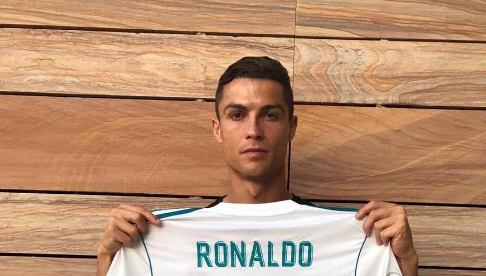 Cristiano Ronaldo y su camiseta dedicada para los familiares del pequeño Santiago