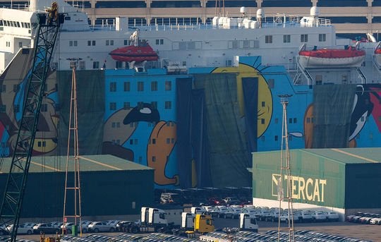 Cubren con lonas el dibujo de Piolín del barco de la Policía y las redes piden su libertad con el hashtag #FreePiolín Cubren con lonas el dibujo de Piolín del barco de la Policía y las redes piden su libertad con el hashtag #FreePiolín