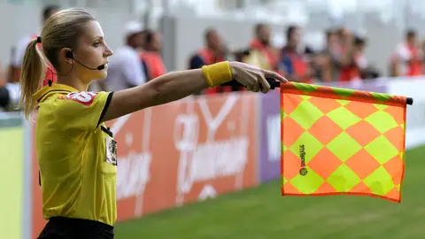 Fernanda Colombo, linier brasileña, durante un partido Fernanda Colombo, linier brasileña, durante un partido