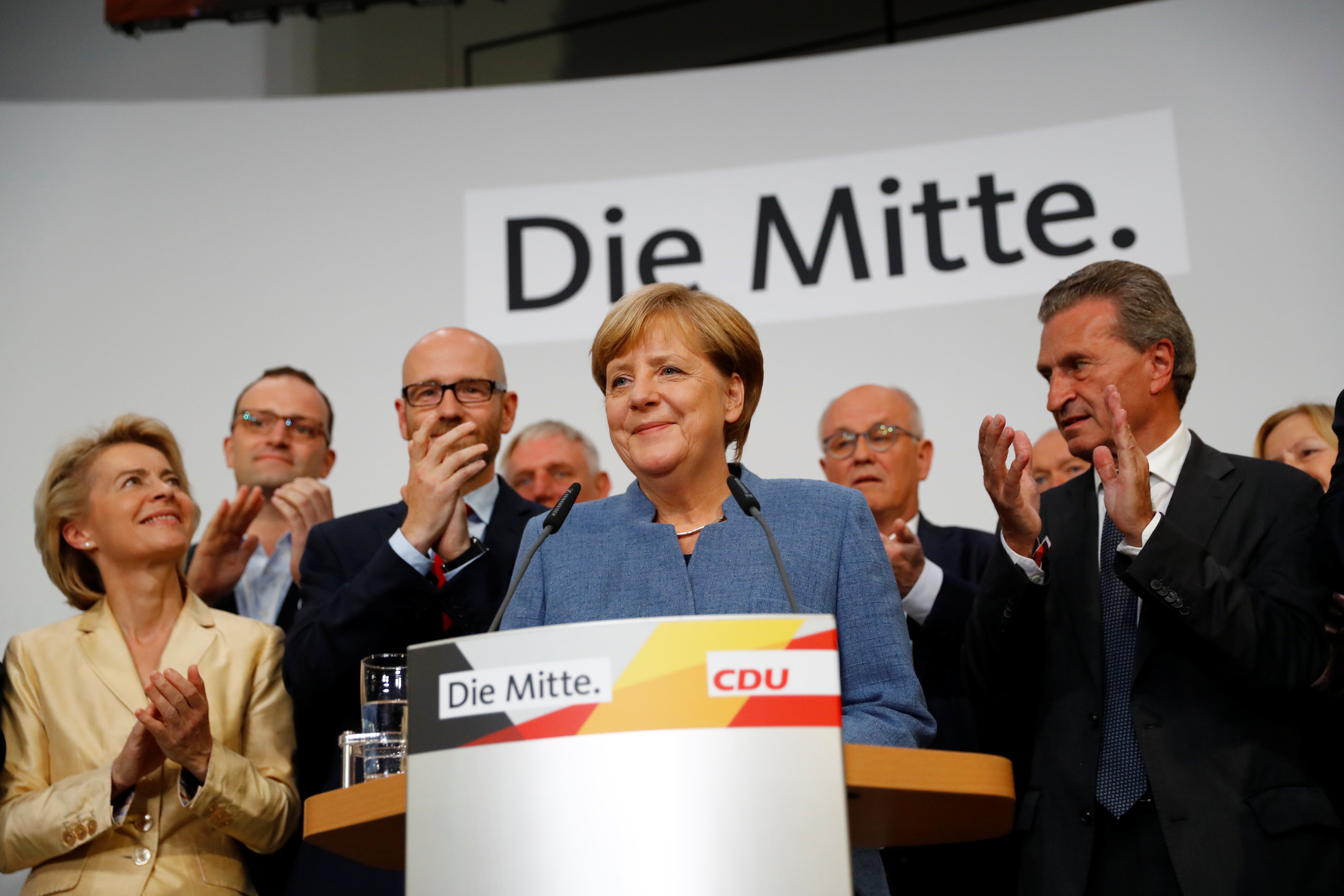 Merkel gana las elecciones con menos apoyo y con la ultraderecha como tercera fuerza Merkel gana las elecciones con menos apoyo y con la ultraderecha como tercera fuerza