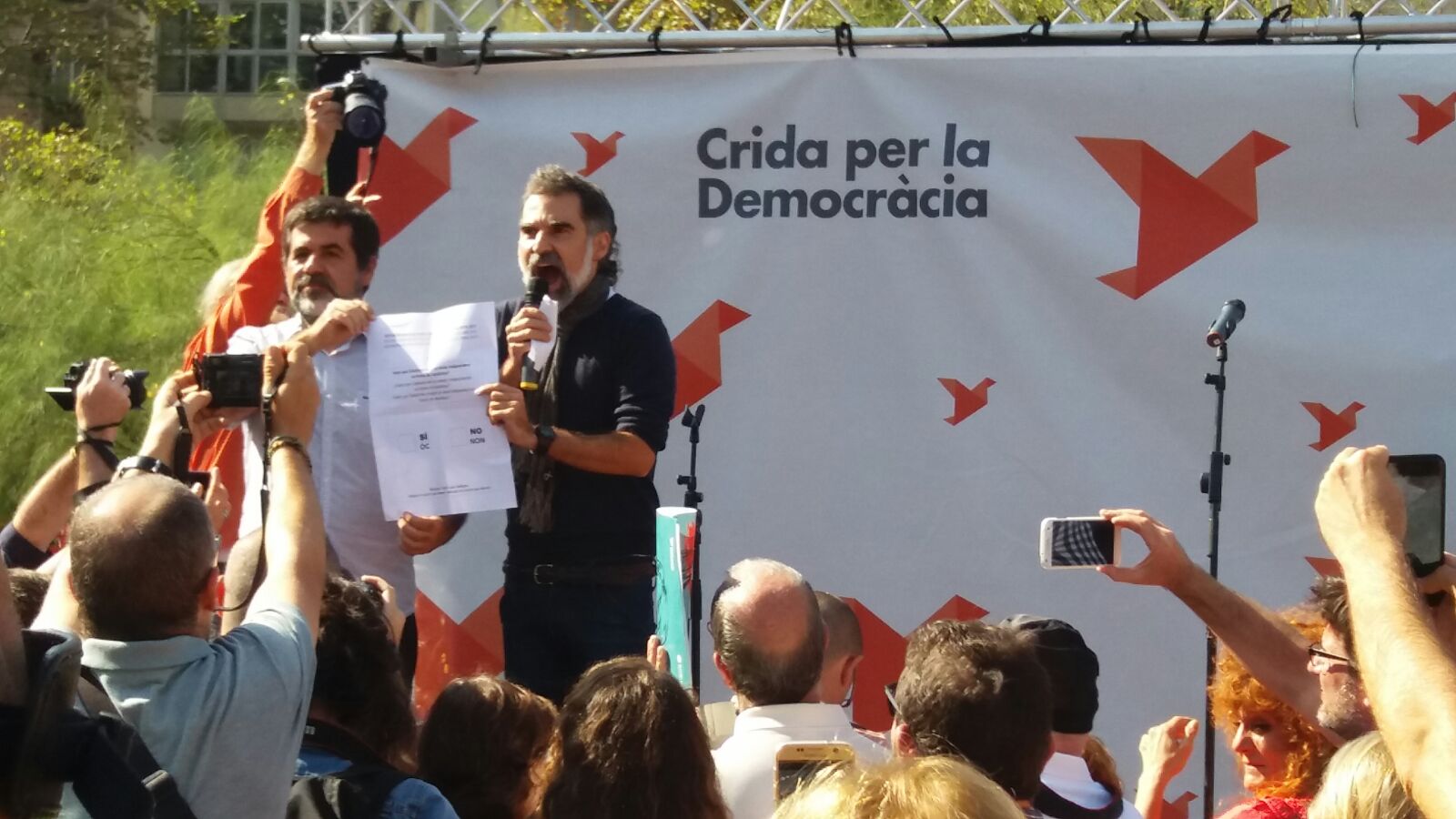 ANC y Òmnium reparten un millón de papeletas del referéndum para votar el 1-O ANC y Òmnium reparten un millón de papeletas del referéndum para votar el 1-O