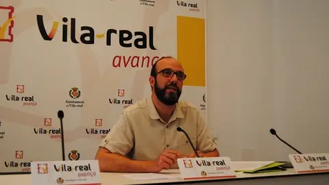 Imatge del regidor de Normalització Lingüística Santi Cortells, en una intervenció en la sala de premsa de l´Ajuntament de Vila-real. La`àrea de Política Lingüística del consell ha concedit mes d´un milió d´euros entre 232 municipis per a seguir impulsant el valencià.