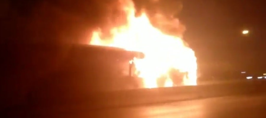 Un incendio en un autobús en la A-6 provoca grandes atascos Un incendio en un autobús en la A-6 provoca grandes atascos