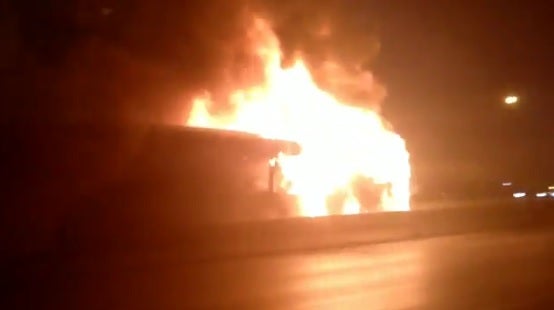 Un incendio en un autobús en la A-6 provoca grandes atascos en la salida de Madrid Un incendio en un autobús en la A-6 provoca grandes atascos en la salida de Madrid