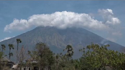 Miles de evacuados ante el riesgo de erupci&oacute;n del volc&aacute;n Agung en Bali