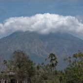 Miles de evacuados ante el riesgo de erupción del volcán Agung en Bali