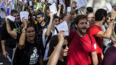 Estudiantes salen de la Universidad de Barcelona con papeletas del referéndum Estudiantes salen de la Universidad de Barcelona con papeletas del referéndum