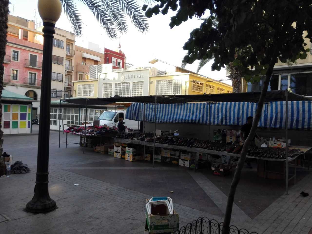 Los placeros del Mercado Central de Elche se sienten engañados por el equipo de Gobierno Los placeros del Mercado Central de Elche se sienten engañados por el equipo de Gobierno