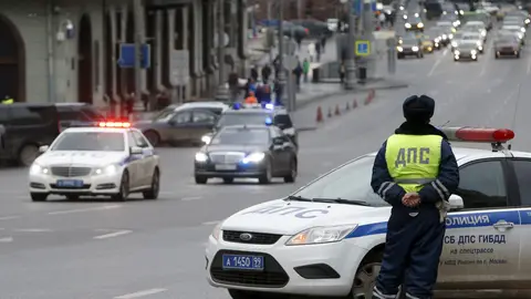 Imagen de archivo de la policía rusa en un suceso Imagen de archivo de la policía rusa en un suceso
