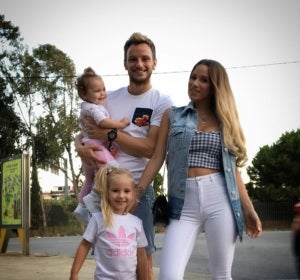 Rakitic posa sonriente con su familia Rakitic posa sonriente con su familia