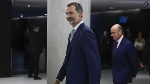 El Rey Felipe VI con Luis de Guindos El Rey Felipe VI con Luis de Guindos