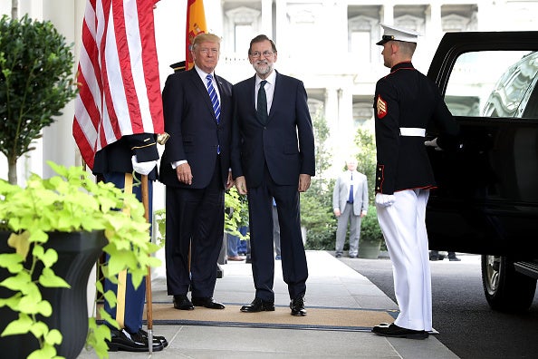 Trump da la bienvenida a Rajoy a la Casa Blanca y le elogia como un dirigente "altamente respetado" Trump da la bienvenida a Rajoy a la Casa Blanca y le elogia como un dirigente "altamente respetado"