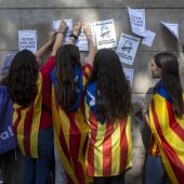 Estudiantes a favor del referéndum empapelan la Universidad de Barcelona