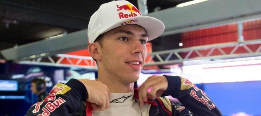 Pierre Gasly, sonriente en una sesión de pruebas con Red Bull Pierre Gasly, sonriente en una sesión de pruebas con Red Bull
