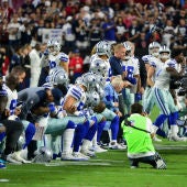 Los Dallas Cowboys hincan la rodilla antes de sonar el himno de Estados Unidos