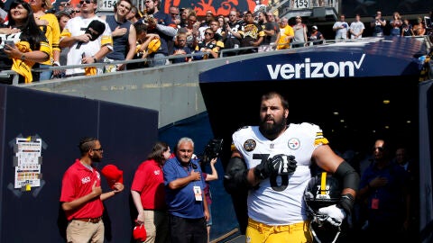 Alejandro Villanueva escuchando el himno