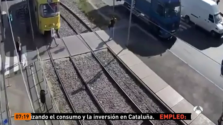 Una mujer es atropellada por un tranvía por cruzar las vías mientras miraba su móvil Una mujer es atropellada por un tranvía por cruzar las vías mientras miraba su móvil