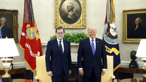 El presidente del Gobierno español, Mariano Rajoy (i), junto al presidente de Estados Unidos, Donald Trump, antes de la reunión mantenida hoy en el Despacho Oval de la Casa Blanca. El presidente del Gobierno español, Mariano Rajoy (i), junto al presidente de Estados Unidos, Donald Trump, antes de la reunión mantenida hoy en el Despacho Oval de la Casa Blanca.
