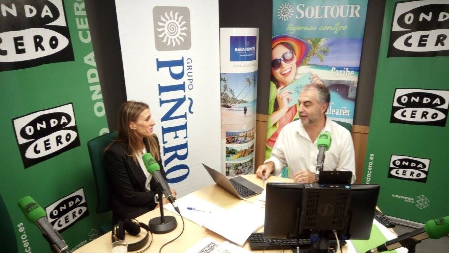 Isabel Pi&ntilde;ero y Carlos Alsina en los estudios de Onda Cero Mallorca
