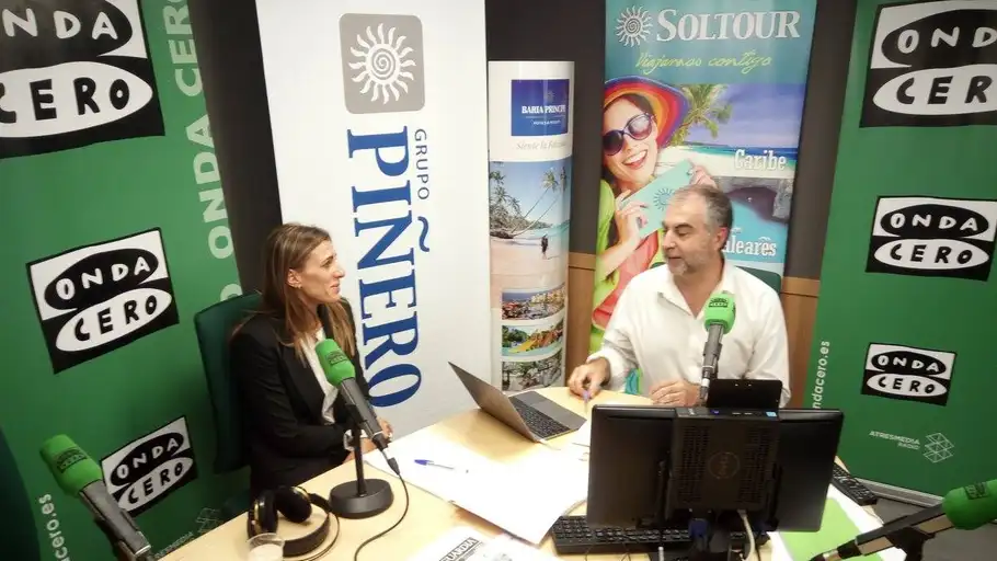 Isabel Piñero y Carlos Alsina en los estudios de Onda Cero Mallorca Isabel Piñero y Carlos Alsina en los estudios de Onda Cero Mallorca