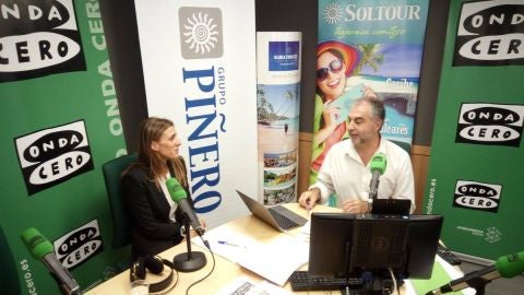 Isabel Pi&ntilde;ero y Carlos Alsina en los estudios de Onda Cero Mallorca