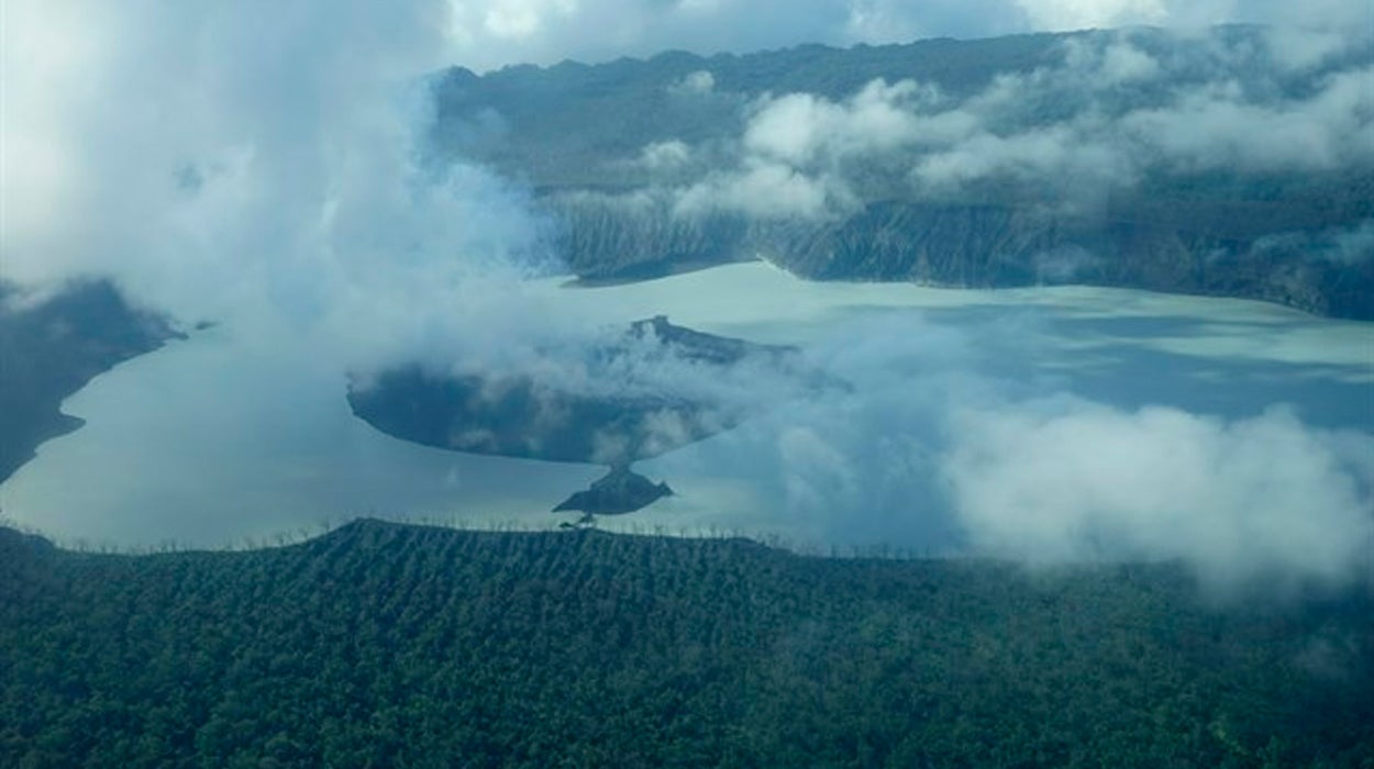 Evacuan a más de 6.000 personas ante la erupción del volcán Manaro Voui en Vanuatu Evacuan a más de 6.000 personas ante la erupción del volcán Manaro Voui en Vanuatu