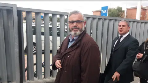 Basilio López, acompañado por su abogado, a su salida de la Ciudad de la Justicia de Elche. ELCHE CF