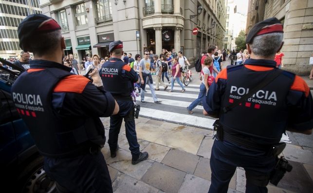 Los independentistas hacen un llamamiento para llenar colegios antes de las 5 de la mañana del 1-O Los independentistas hacen un llamamiento para llenar colegios antes de las 5 de la mañana del 1-O
