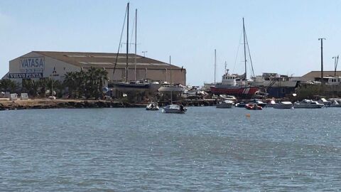 Embarcaciones fondeadas en la zona de Varadero de Vatasa de Santa Pola