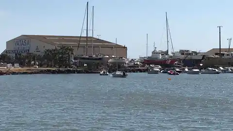 Embarcaciones fondeadas en la zona de Varadero de Vatasa de Santa Pola Embarcaciones fondeadas en la zona de Varadero de Vatasa de Santa Pola