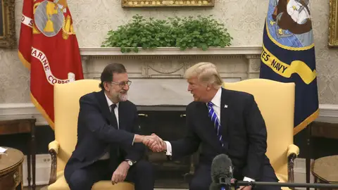 Donald Trump estrecha la mano al presidente del Gobierno, Mariano Rajoy Donald Trump estrecha la mano al presidente del Gobierno, Mariano Rajoy