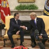 Donald Trump estrecha la mano al presidente del Gobierno, Mariano Rajoy