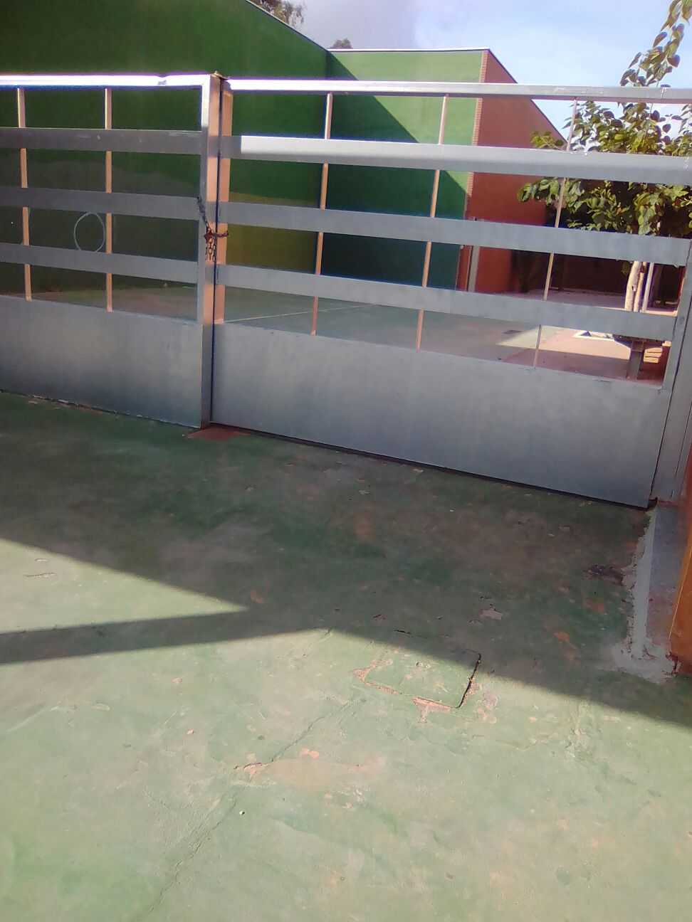 La fachada del instituto de Torrellano sigue con grietas un año después de ser detectadas La fachada del instituto de Torrellano sigue con grietas un año después de ser detectadas