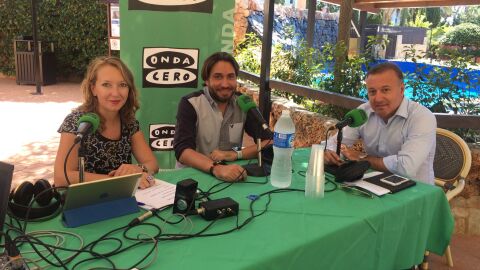 Joan Mesquida acompa&ntilde;a a la periodista Elka Dimitrova en un programa especial de Onda Cero Mallorca
