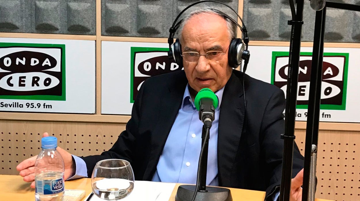 Alfonso Guerra: "Los diputados socialistas tienen que reprobar a los golpistas y no a la vicepresidenta del Gobierno" Alfonso Guerra: "Los diputados socialistas tienen que reprobar a los golpistas y no a la vicepresidenta del Gobierno"