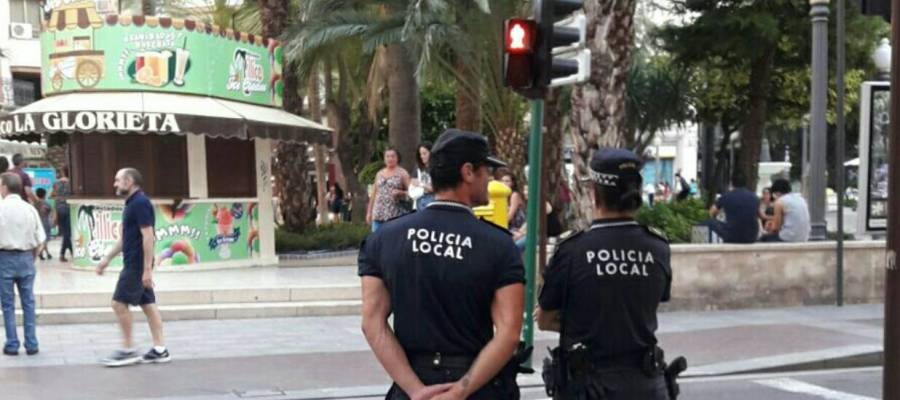 Dos agentes de la Policía Local de Elche en el centro de Elche Dos agentes de la Policía Local de Elche en el centro de Elche