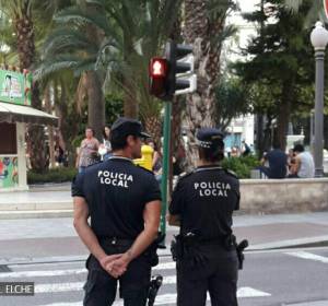 Dos agentes de la Policía Local de Elche en el centro de Elche Dos agentes de la Policía Local de Elche en el centro de Elche