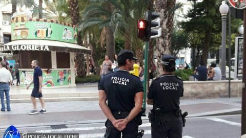Dos agentes de la Polic&iacute;a Local de Elche en el centro de Elche