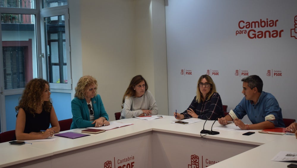 El secretario general del PSOE de Cantabria, Pablo Zuloaga, ha mantenido este martes un encuentro con la vicepresidenta del Gobierno y consejera de Medio Ambiente, Universidades y Política Social, Eva Díaz Tezanos