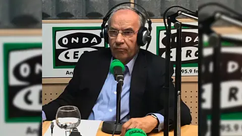 Alfonso Guerra durante una entrevista en Onda Cero Alfonso Guerra durante una entrevista en Onda Cero