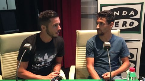 Los centrocampistas Jes&uacute;s Navas y Pablo Sarabia. 