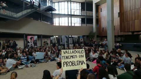 Estudiantes del Campus Mar&iacute;a ZAmbrano protestan por la falta de profesorado en el inicio de curso