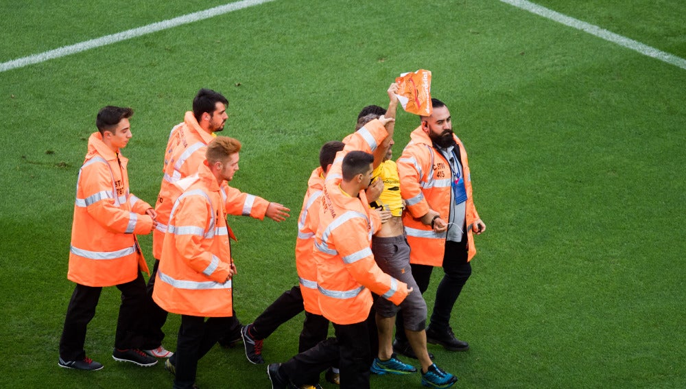 El espontáneo que se coló durante el Barça - Las Palmas enseña una pancarta