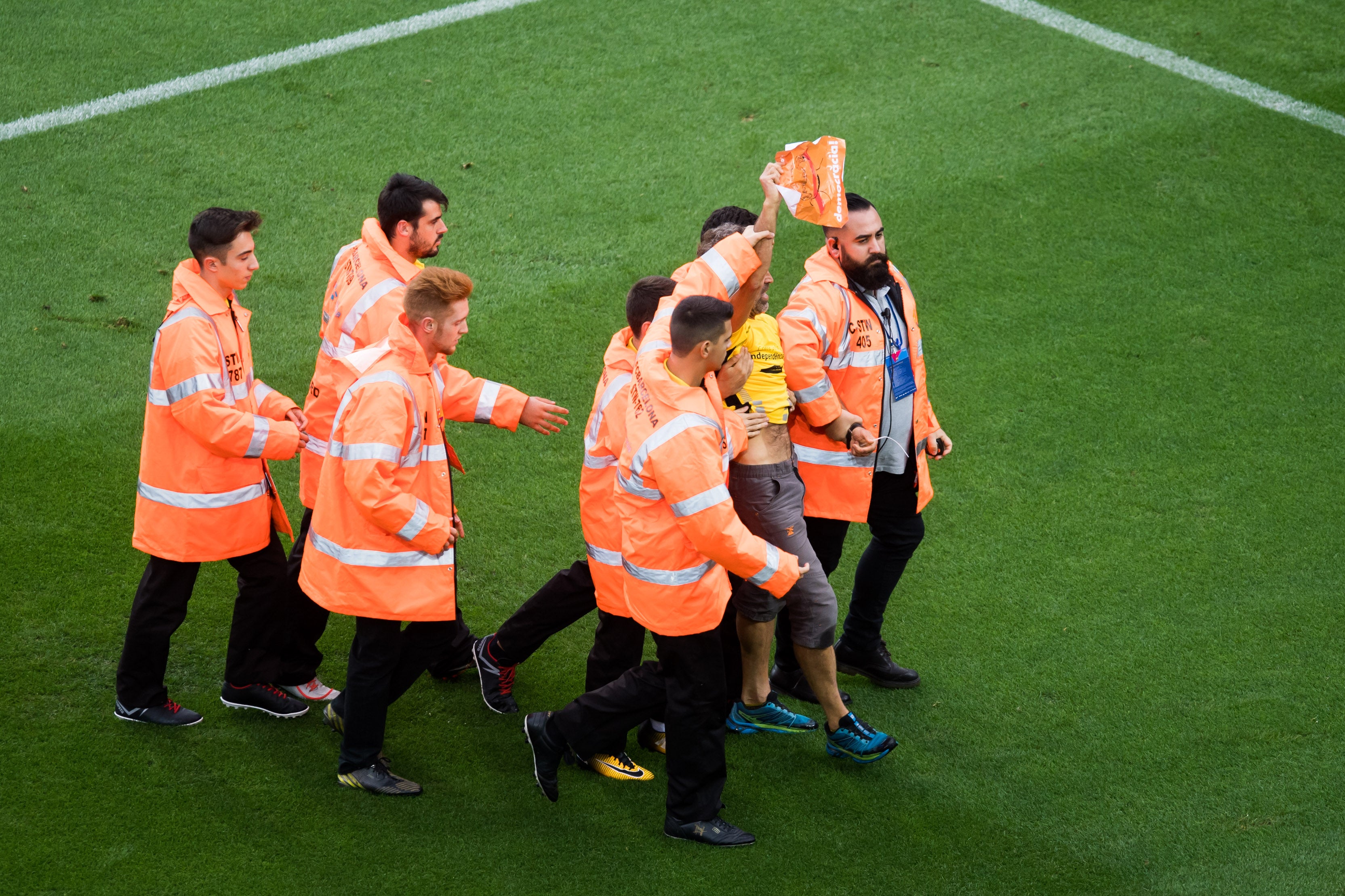 El espontáneo que saltó al Camp Nou tuvo autorización del Barcelona para colocar una pancarta El espontáneo que saltó al Camp Nou tuvo autorización del Barcelona para colocar una pancarta