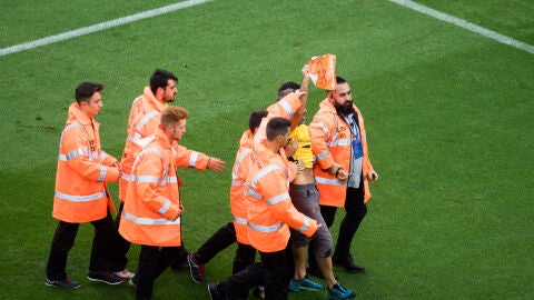 El espont&aacute;neo que se col&oacute; durante el Bar&ccedil;a - Las Palmas ense&ntilde;a una pancarta