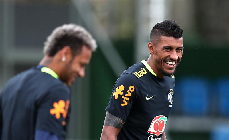 Una entrada del azulgrana Paulinho deja tocado a Neymar en la concentración de Brasil Una entrada del azulgrana Paulinho deja tocado a Neymar en la concentración de Brasil